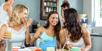 filmes sobre amigos que moram juntos