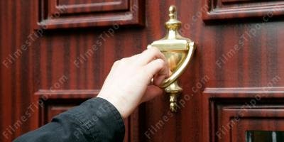 filmes sobre batendo em uma porta