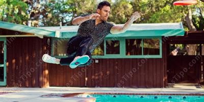 filmes sobre caindo em uma piscina